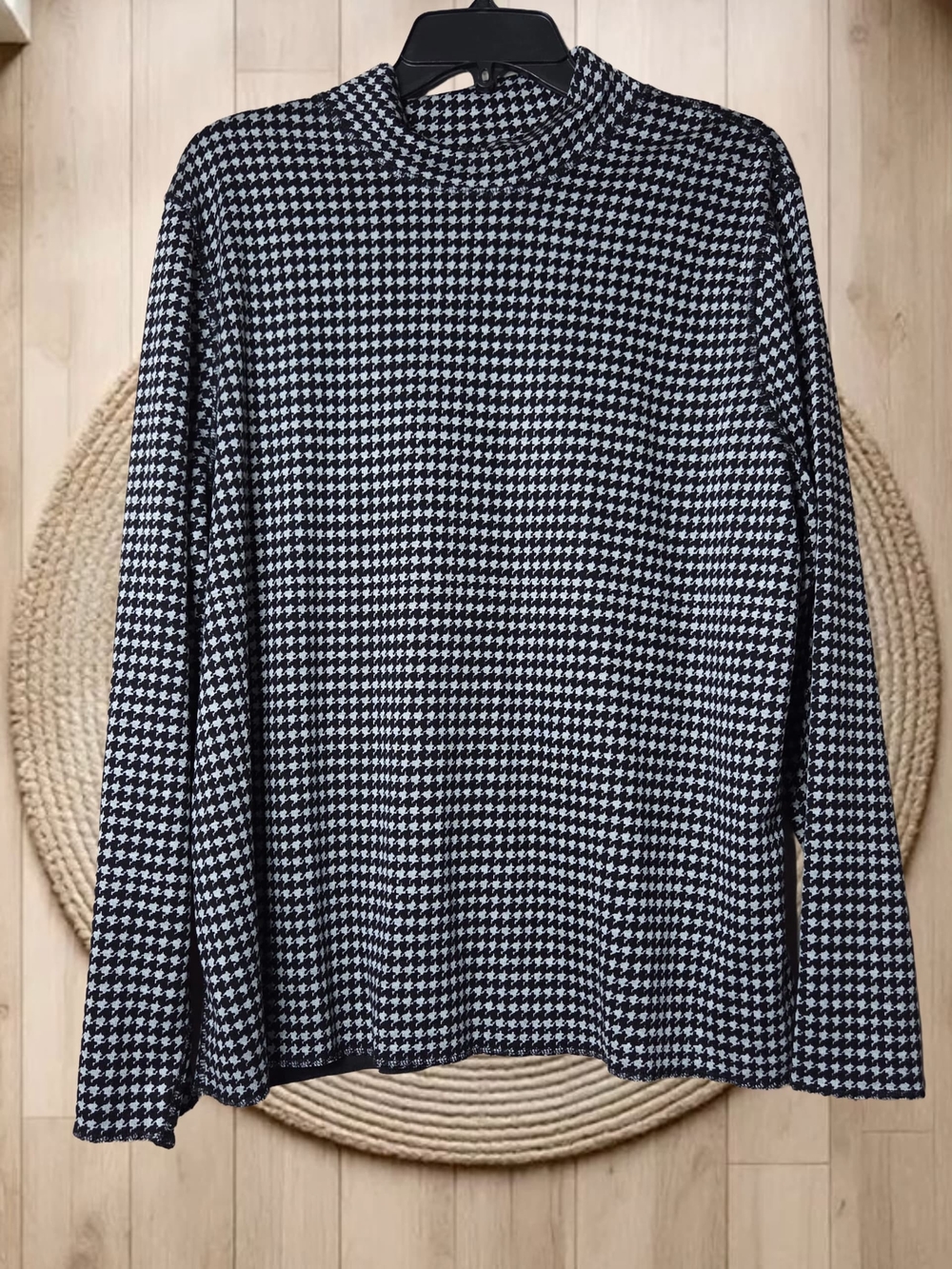 Chico's Zenergy Black and White Houndstooth Knit Mock Neck Top Size US 20/22